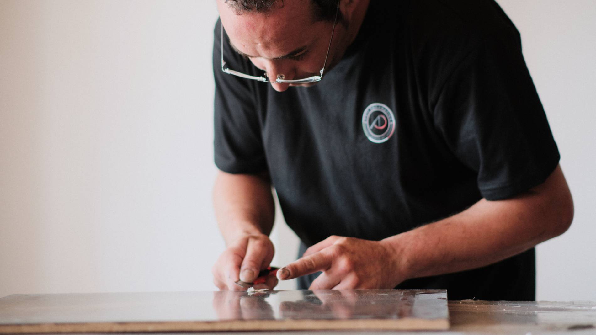 Handwerker setzt moderne Putztechniken mit Arti Decorative um